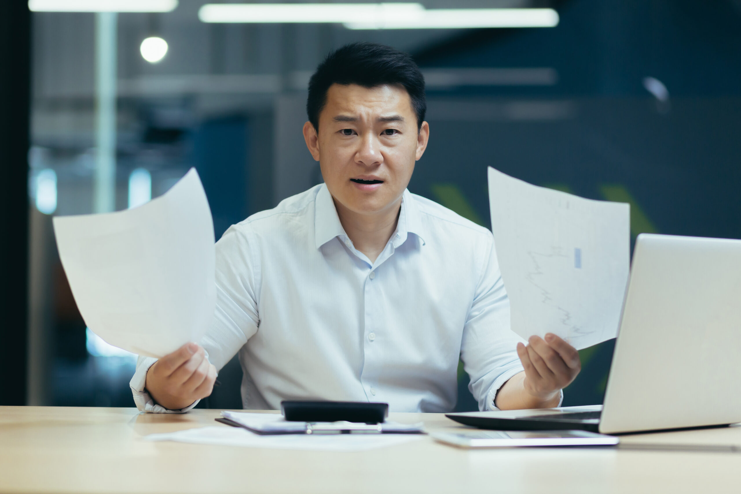 税務署からの連絡を受けて確認資料を整理する会社員