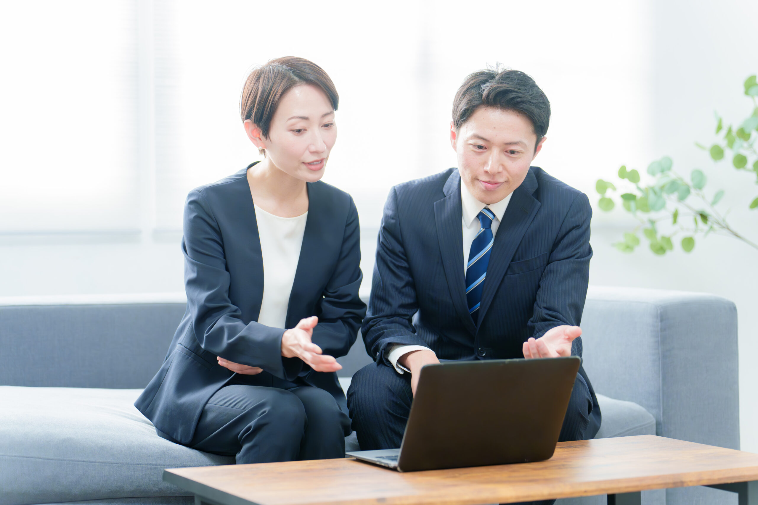 RSUの過年度申告について税理士へ相談する場面を表現する画像