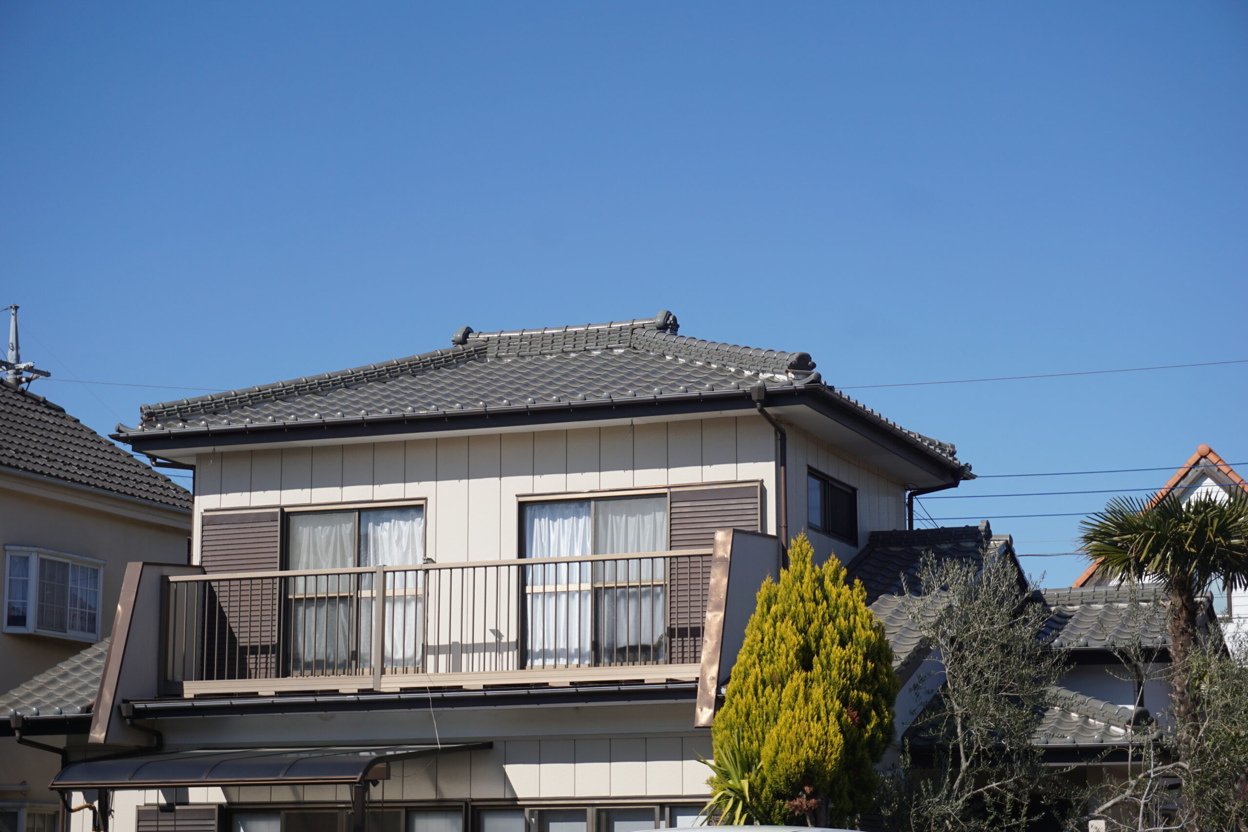 売却を検討する築年数の古い日本の戸建て住宅を表現する画像