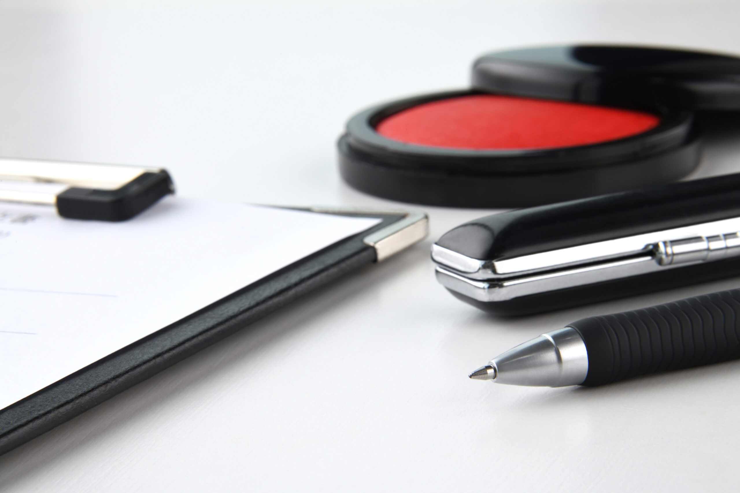 合同会社設立の登記書類と法人印を確認する場面を表現する画像