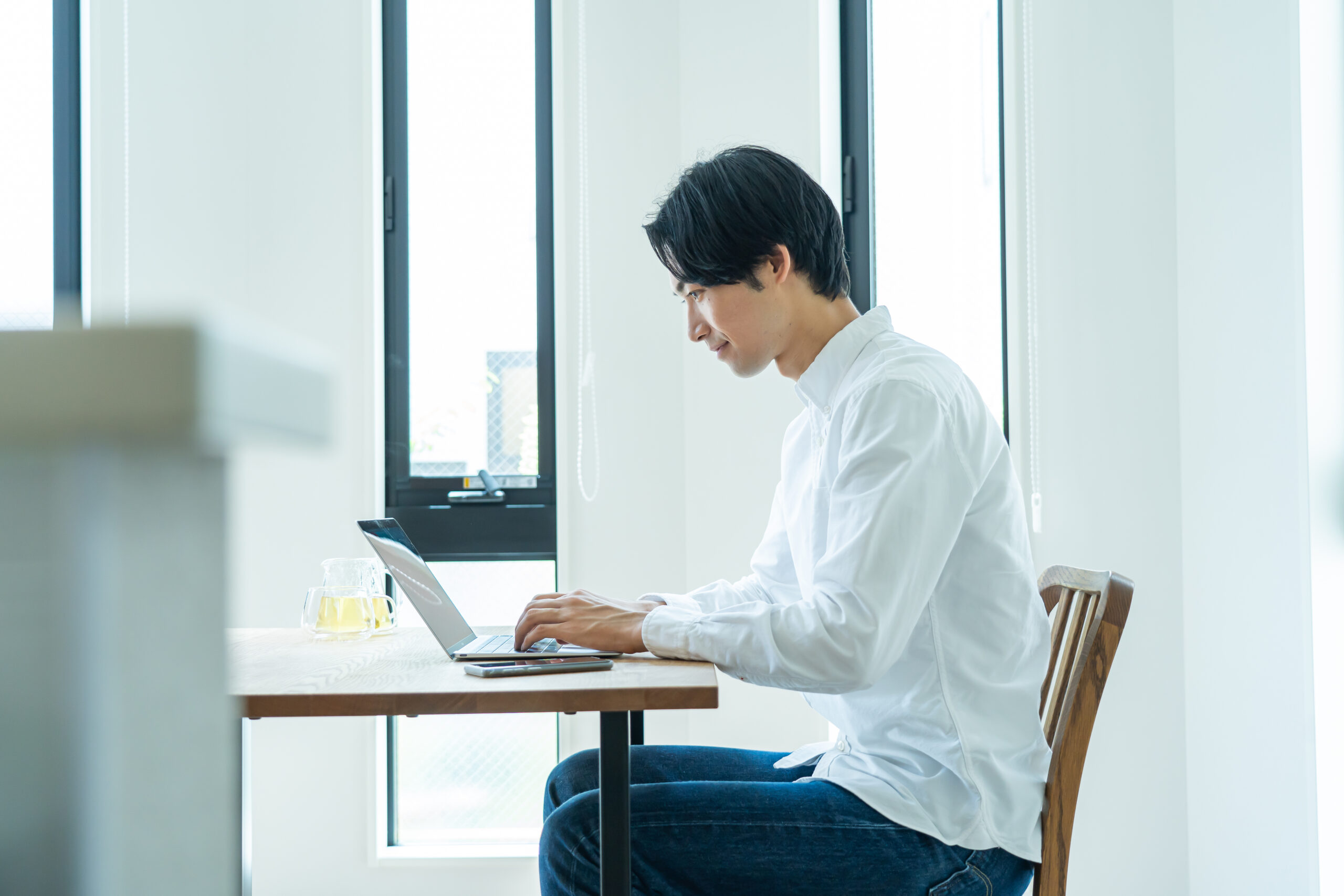 在宅勤務のデスクと通信機器を表現する画像